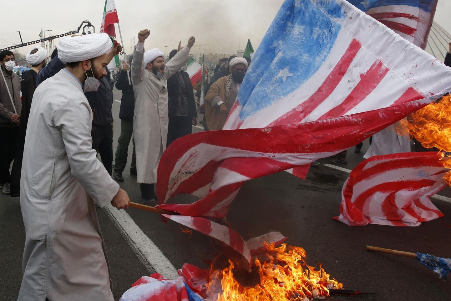 Iraani vaimulikud põletavad tänavu 11. veebruaril Iraani islamirevolutsiooni aastapäeval Teheranis Vabaduse väljakul Ameerika Ühendriikide lippe.