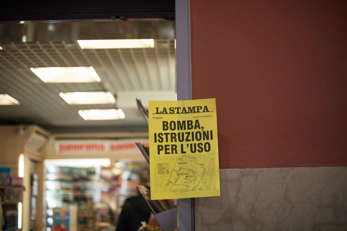 Teade Torino Porta Nuova raudteejaama sissepääsu juures, et lennukipommi kahjutuks tegemise tõttu on rongiliiklus peatatud.