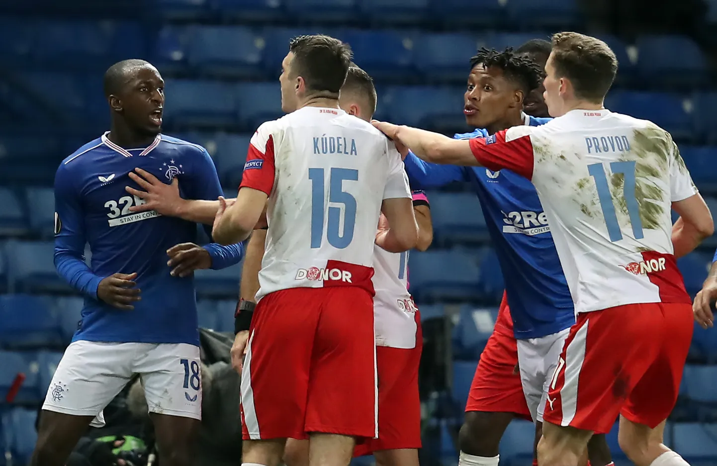Rangersi ja Soome koondise vutimees Glen Kamara (vasakul)  vaidlemas Praha Slavia mängijatega. Keskmes rassismisüüdistuses kahtlustatav Ondrej Kudela (nr 15).