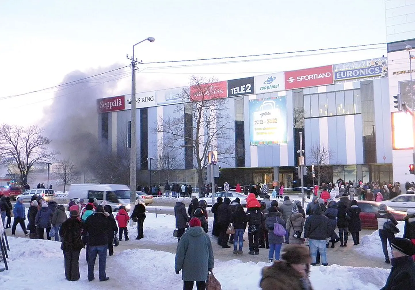 Пожар начался на подземной парковке Astri в Нарве, все три этажа торгового центра получили повреждения от копоти.