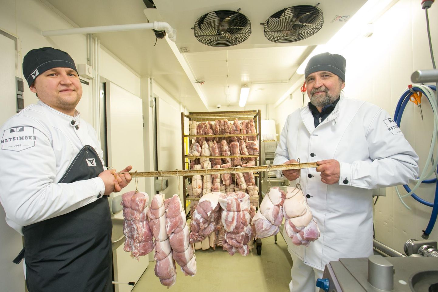 Matsimoka lihatööstuse tegevjuht Jan Inno (vasakul) ja pereettevõtte rajaja Aivar Inno.