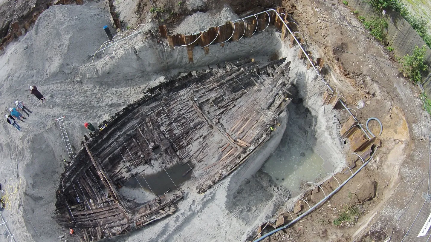 Остов затонувшего 700 лет назад средневекового судна.