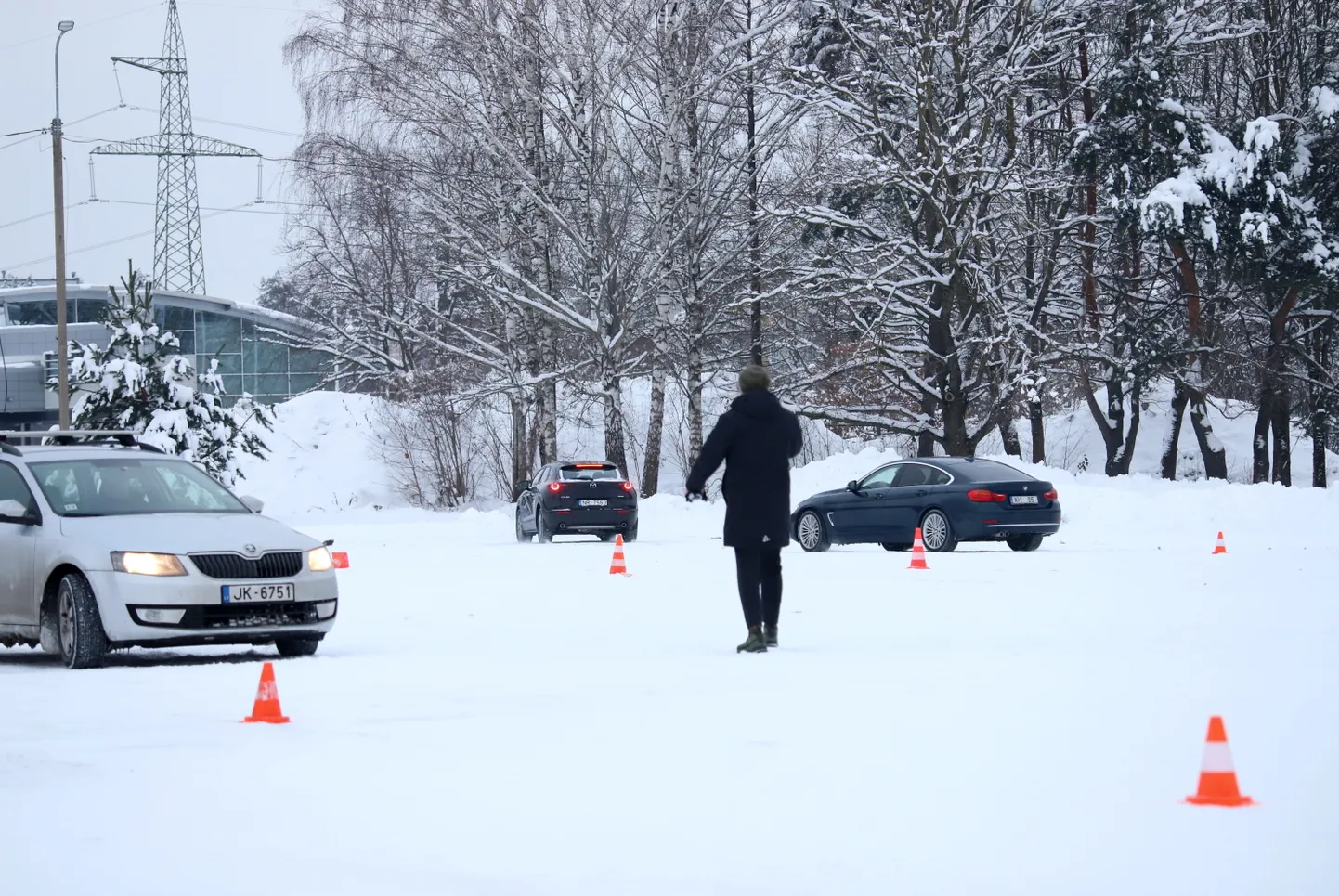 Ceļu satiksmes un drošības direkcijas un Latvijas Transportlīdzekļu apdrošinātāju biroja rīkotā bezmaksas ziemas braukšanas konsultācija Biķernieku trasē.