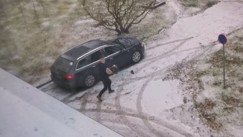 Житель Эстонии уничтожил автомобиль члена правления квартирного товарищества из-за замены труб
