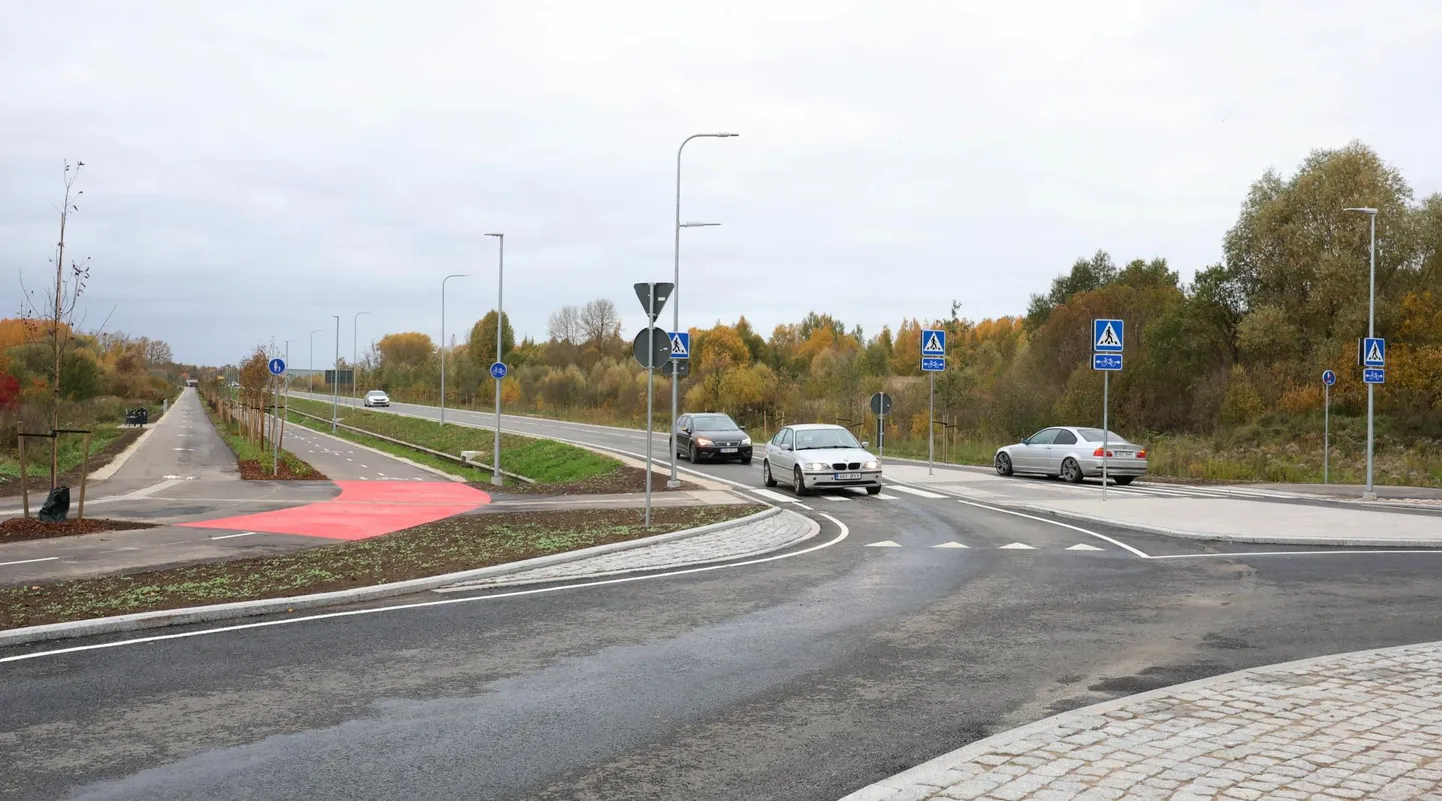 Nagu keelumärgid kadusid, algas uuel teel liiklemine.