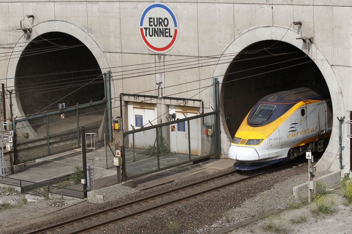 Eurostari rong tunnelist väljumas.