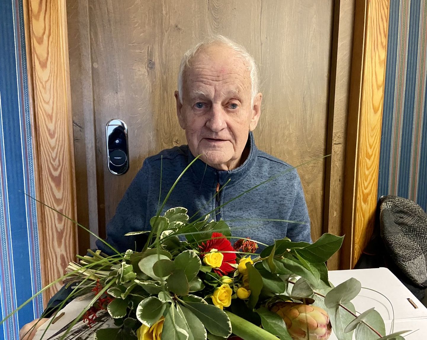 90-aastaseks saanud Andres Sööt oli väga rõõmus lillede üle, millega teda sünnipäeva puhul õnnitleti.