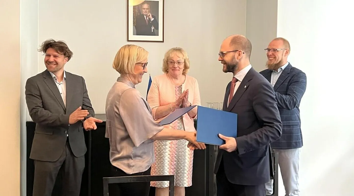 Minister Kristina Kallas ja Viljandi linnapea Johan-Kristjan Konovalov sõlmisid lepingu, millega Viljandi täiskasvanute gümnaasium läheb linna omandusest üle riigile.