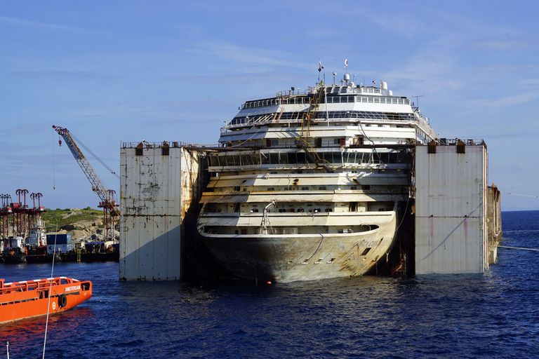 Itaalia Giglio saare juures 13. jaanuaril 2012 karile sõitnud ja kreeni läinud kruiisilaev Costa Concordia tõsteti hiljem püsti ja viidi Genova sadmasse lammutamisele