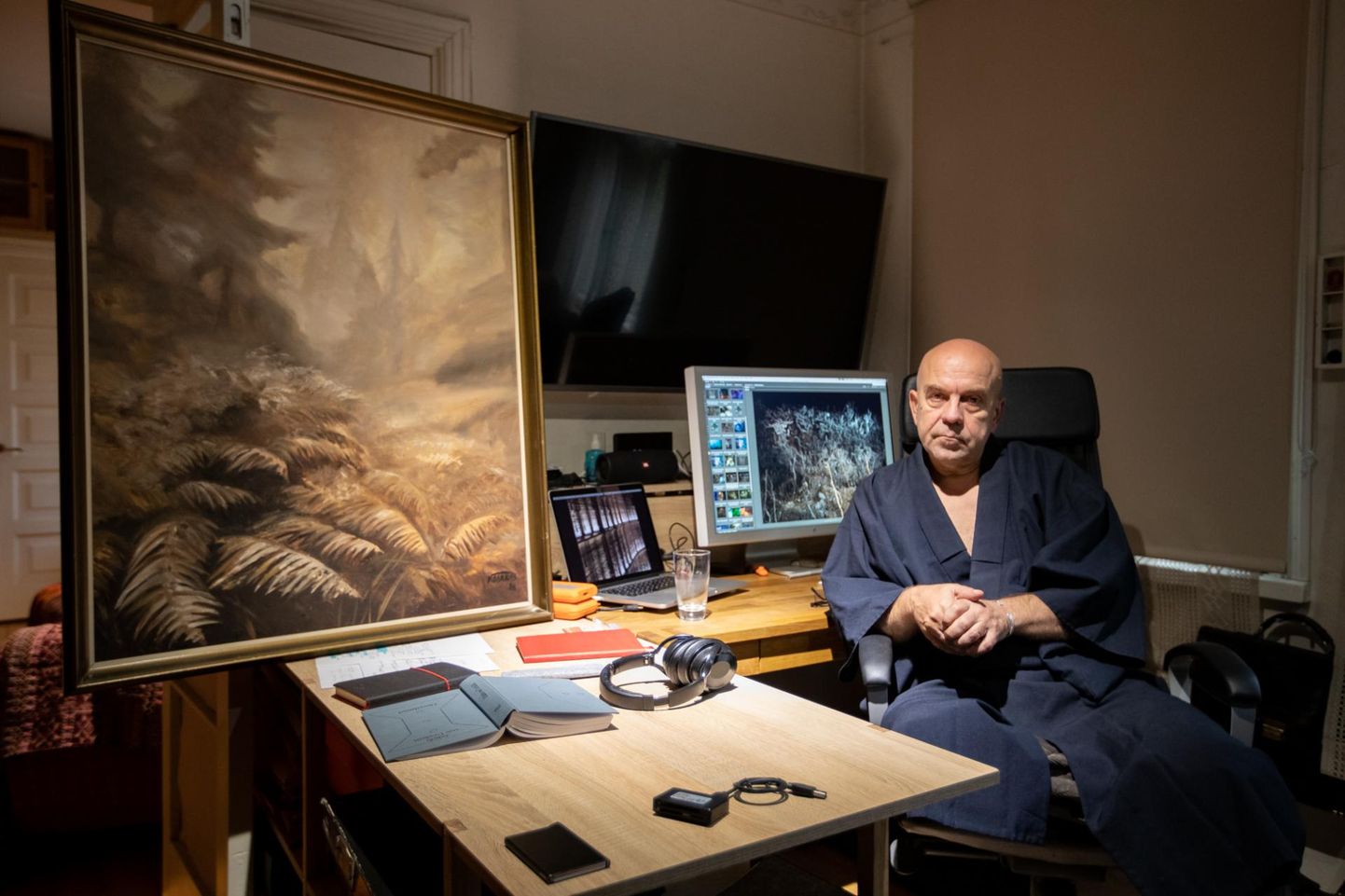 Kunstnik Peeter Laurits oma kodus koos Valdur Ohaka maaliga «Sõnajalad».
