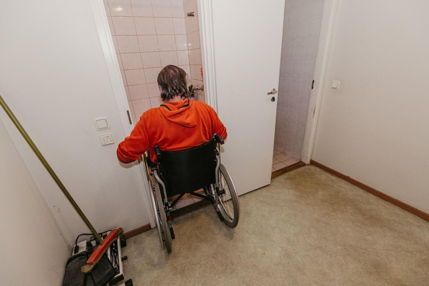 Jalutu, ratastooliga liikuv mees ei pääse kitsaste ukseavade tõttu linna sotsiaalkorteris ei vannituppa ega tualetti. Nii on ta elanud pea aasta. Linna sotsiaaltöötajatelegi on ta muret korduvalt kurtnud. Probleemi lahendamine on takerdunud paberimajanduse taha.
