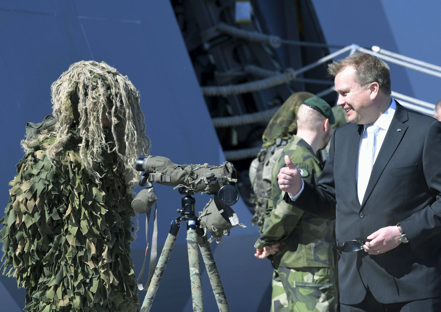 Soome kaitseminister Antti Kaikkonen külastamas Rootsi Berga mereväebaasi Stockholmis.