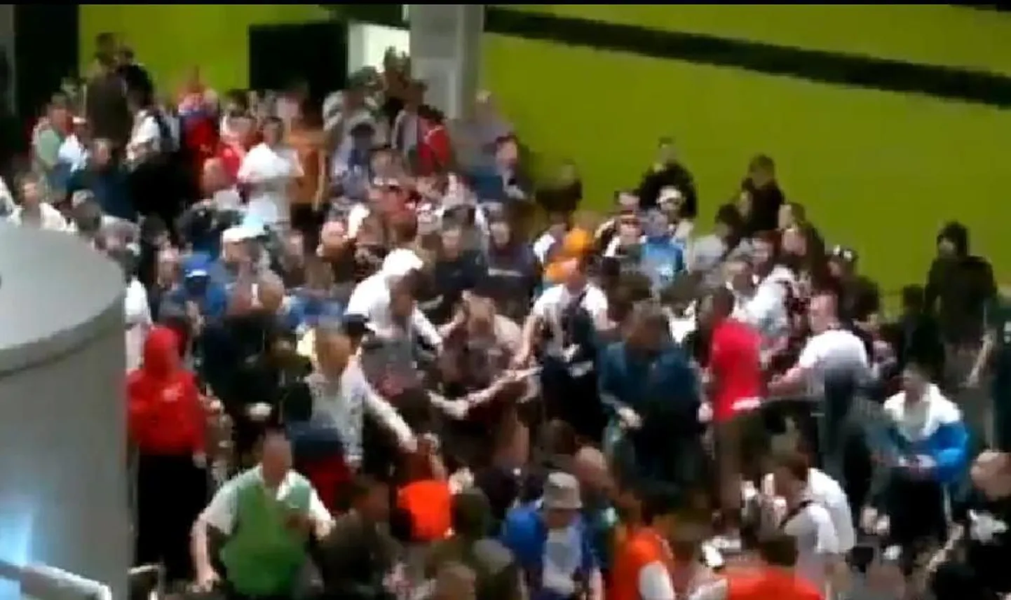Fännid Wroclawi staadionil turvatöötajaid peksmas.