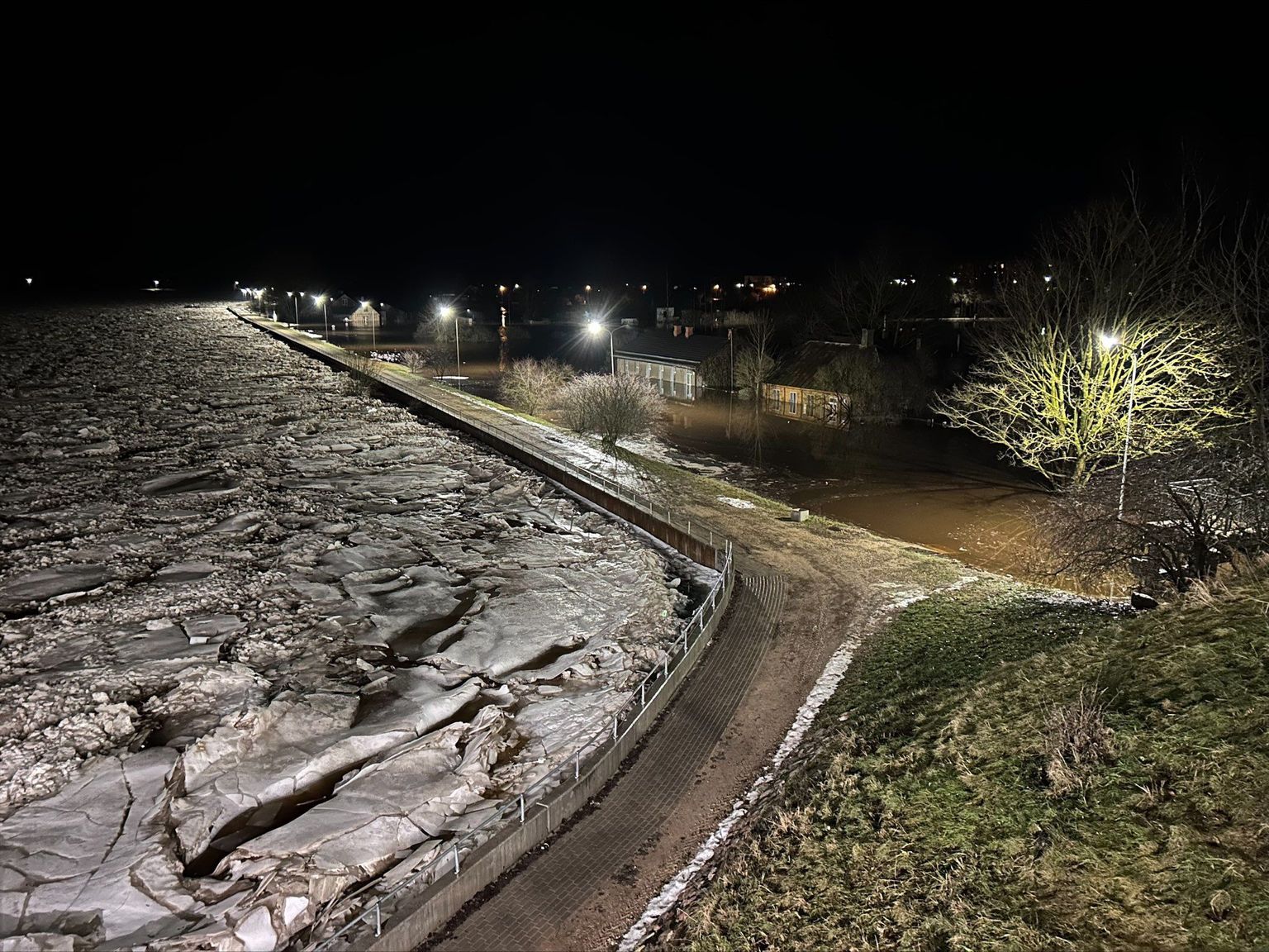 Ūdens līmenis Daugavā pie Jēkabpils sarucis par 24 centimetriem