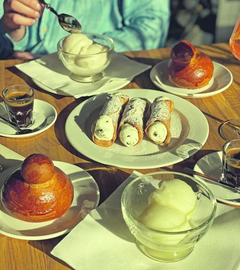 Сицилийский секрет идеального завтрака в летнюю жару: лимонная или миндальная гранита и бриошь.