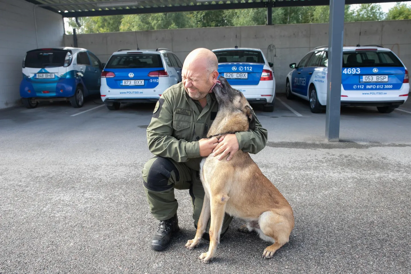 Kaks lahutamatut sõpra: Raul Bamberg ja tema malinois Mauser.