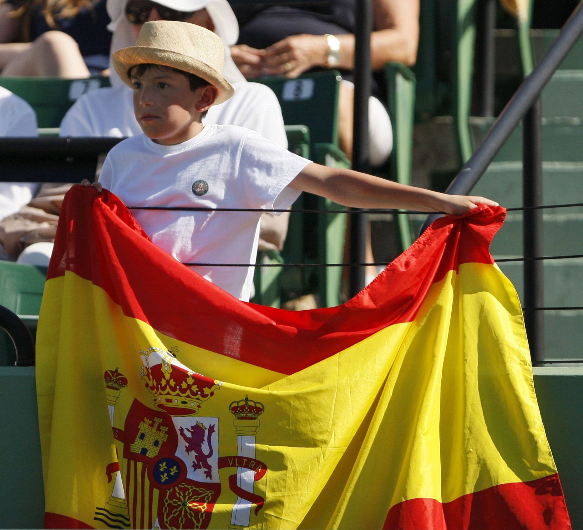Väike poiss Hispaania riigilipuga