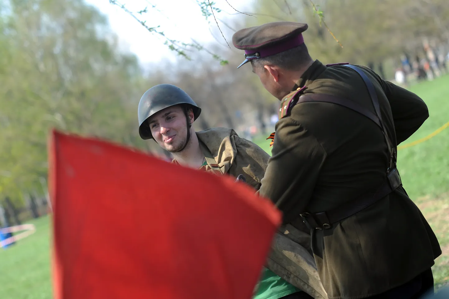 Uzvaras parkā pie pieminekļa Padomju Latvijas un Rīgas atbrīvotājiem no nacistiskajiem iebrucējiem notiek Nacisma sagrāves un Otrā pasaules kara upuru piemiņas dienai - Uzvaras svētkiem veltīts pasākums.