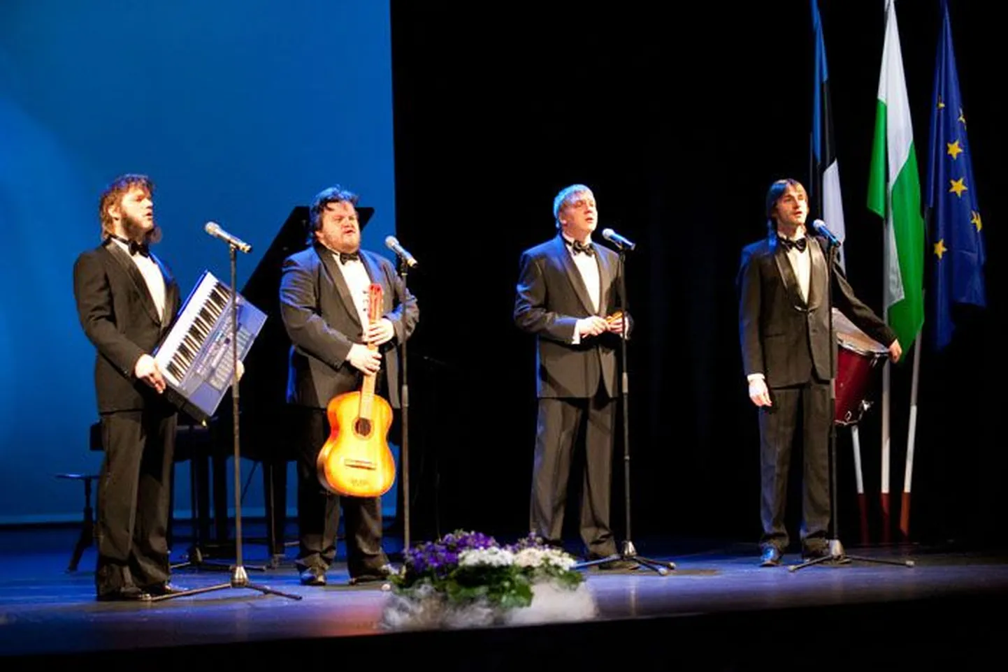 Maavanem Einar Vallbaumi vabariigi aastapäevale põhendatud vastuvõtt Rakvere teatris.Esineb RAMM.