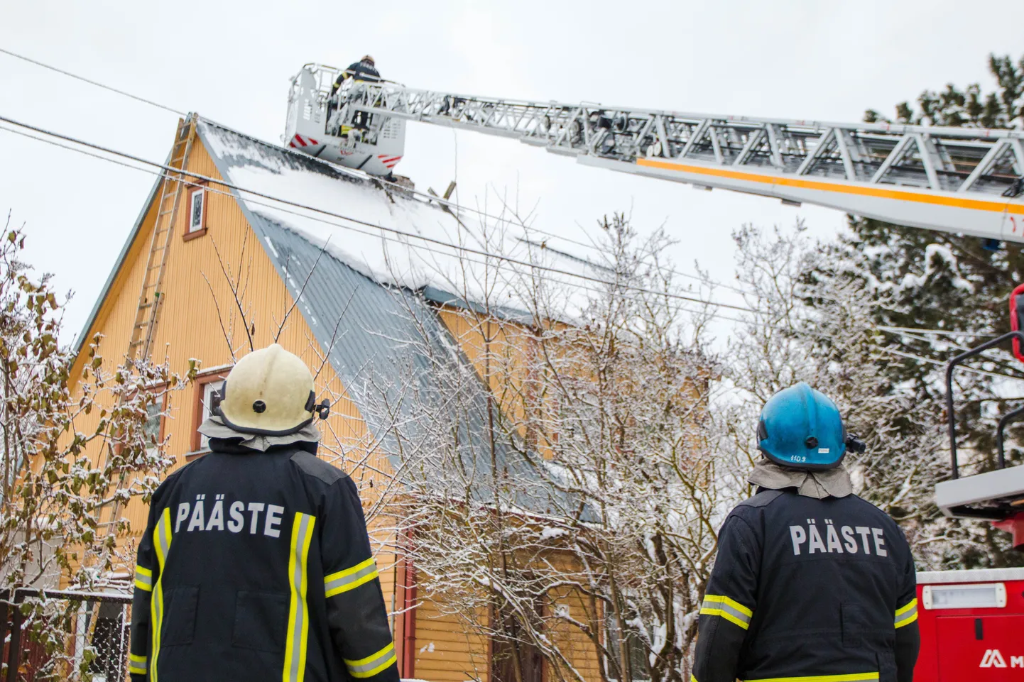 Korstnapühkija jäi katusele kinni.