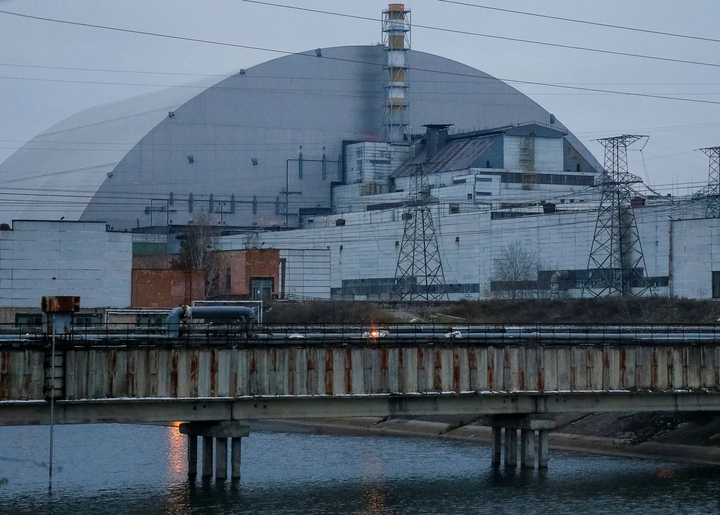 Jaunais sarkofāgs pāri Černobiļas bojātajam reaktoram