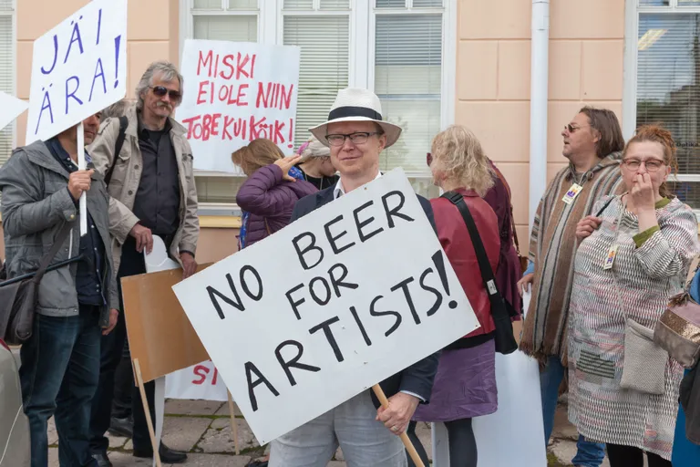 Soome kunstirühmituse Arteground veteranliikmete marss.