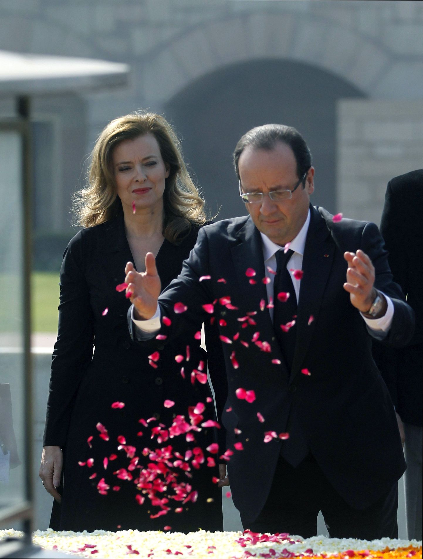 Prantsuse president François Hollande koos elukaaslase Valerie Trierweileriga Mahatma Gandhi memoriaali juures New Delhis.