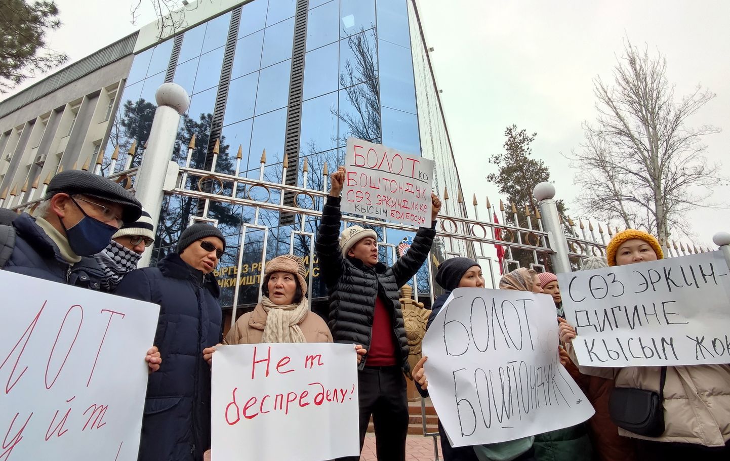 Meeleavaldajad nõuavad Biškekis Kõrgõzstani uuriva ajakirjaniku Bolot Temirovi vabastamist.