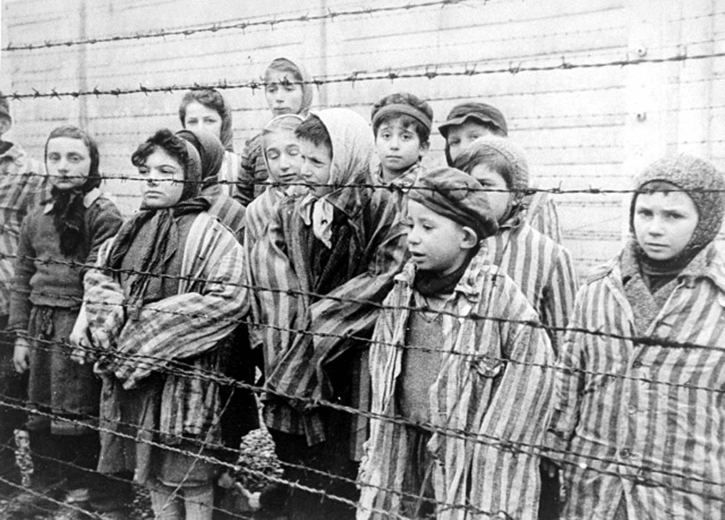 Bērni koncentrācijas nometnē.