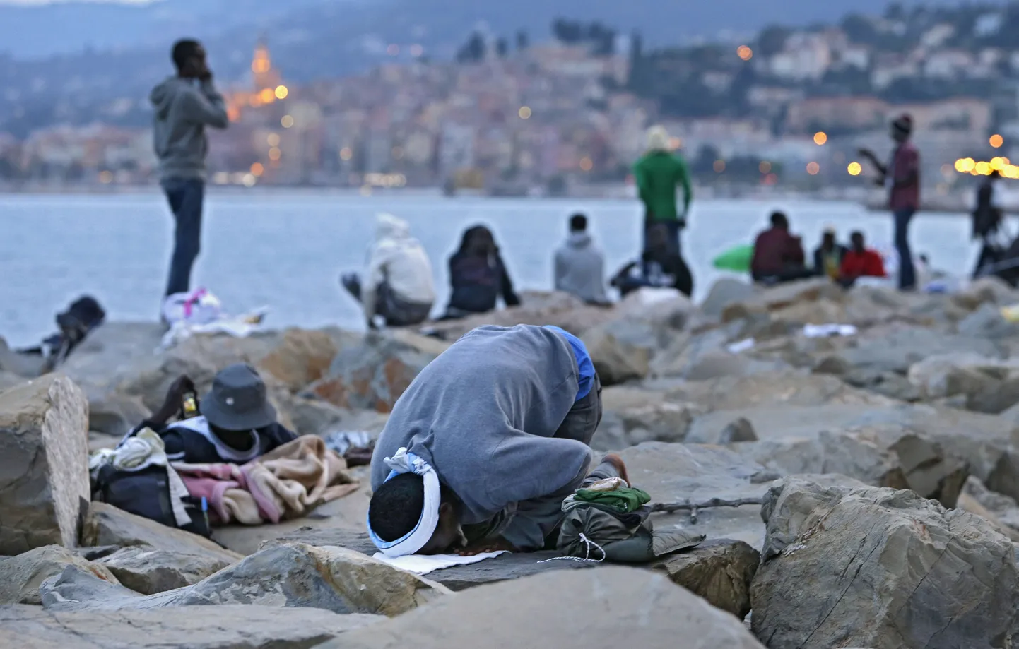Prantsusmaa piiri ääres olev Itaalia linn Ventimiglia sattus sel nädalal teravdatud tähelepanu alla, kui sinna jäid laagrisse Prantsusmaalt tagasi saadetud migrandid, kelle Itaalia märulipolitsei kihutas omakorda linnast välja. Teisipäeval tehtud pildil on migrant palvetamas.