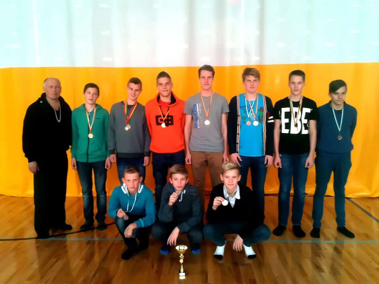 Kuninga tänava põhikooli vutivõistkond tuli Eesti koolispordi liidu 6.–9. klasside jalgpalli meistriliigas kolmandaks.