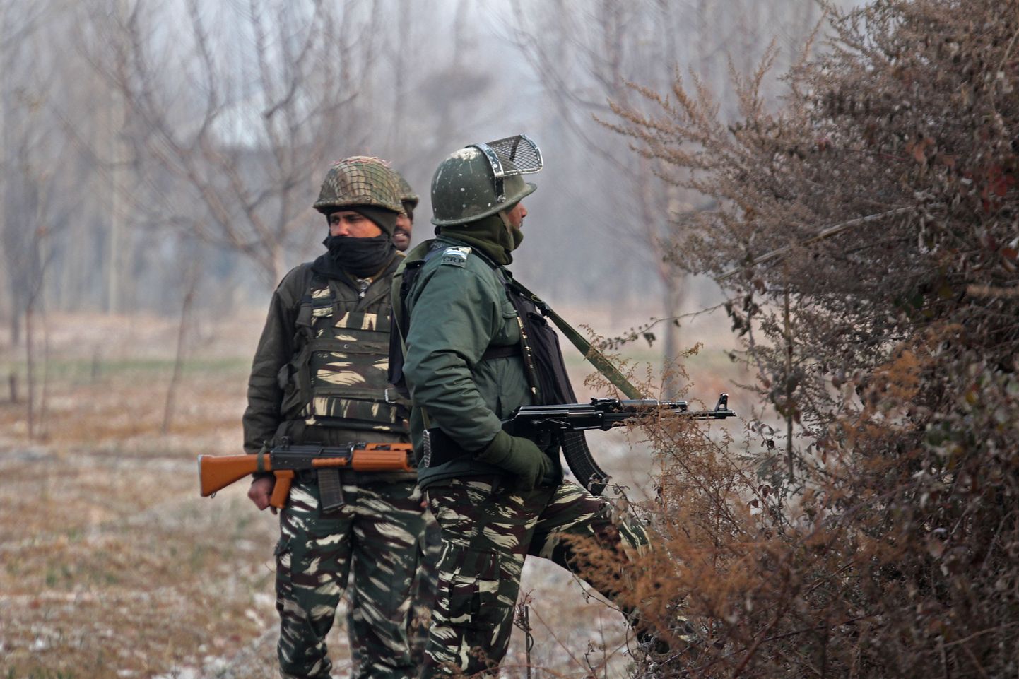 India paramilitaarsed üksused patrullimas Kashmiris.