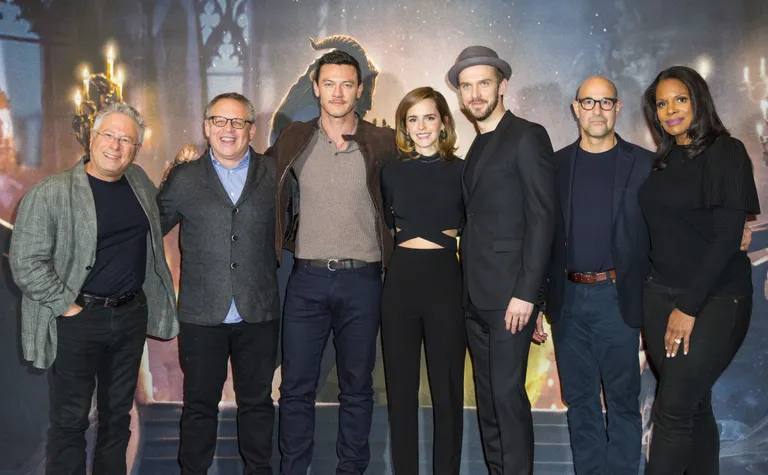 «Kaunitar ja koletis» kogu põhimeeskonnaga - keskel Belle'i mängiv Emma Watson ja Gaston Luke Evans.