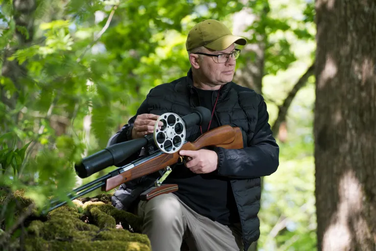 Kunagi käis Urmas Luik pärast tööpäevigi kaameraga metsas, tegelemaks oma hobiga. Juba pea paarkümmend aastat jätab ta vabal ajal sageli fotoaparaadi koju. Aastaid on tema suur kirg laskesport. Kuigi ta on olnud sina peal ka tulirelvadega, eelistab ta lasta õhupüssist.