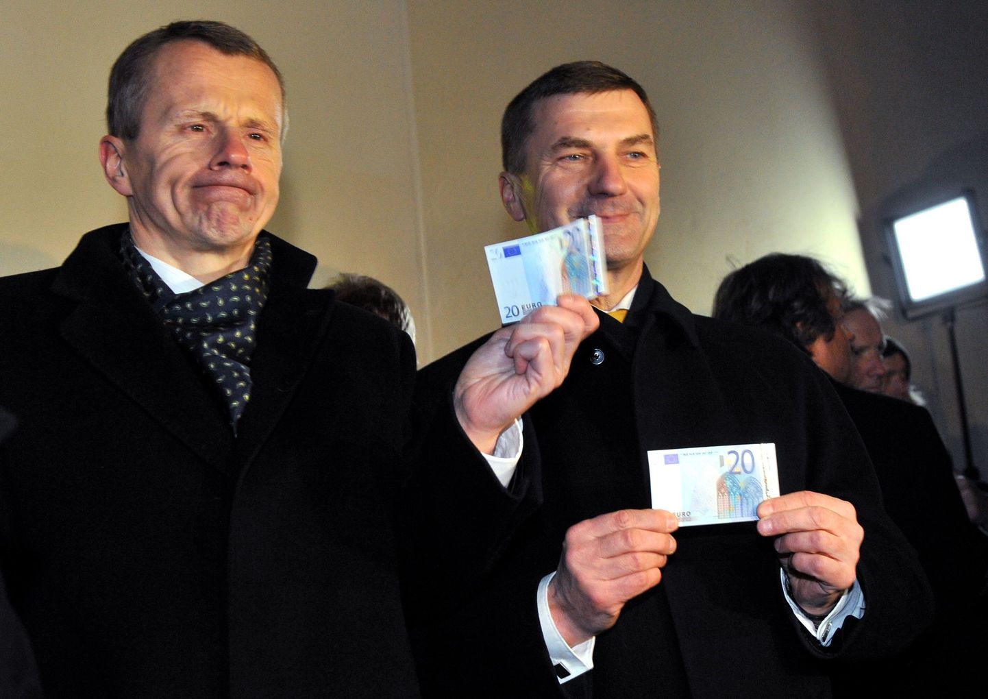 Jürgen Ligi ja Andrus Ansip ööl, kui Eesti võttis kasutusele euro.