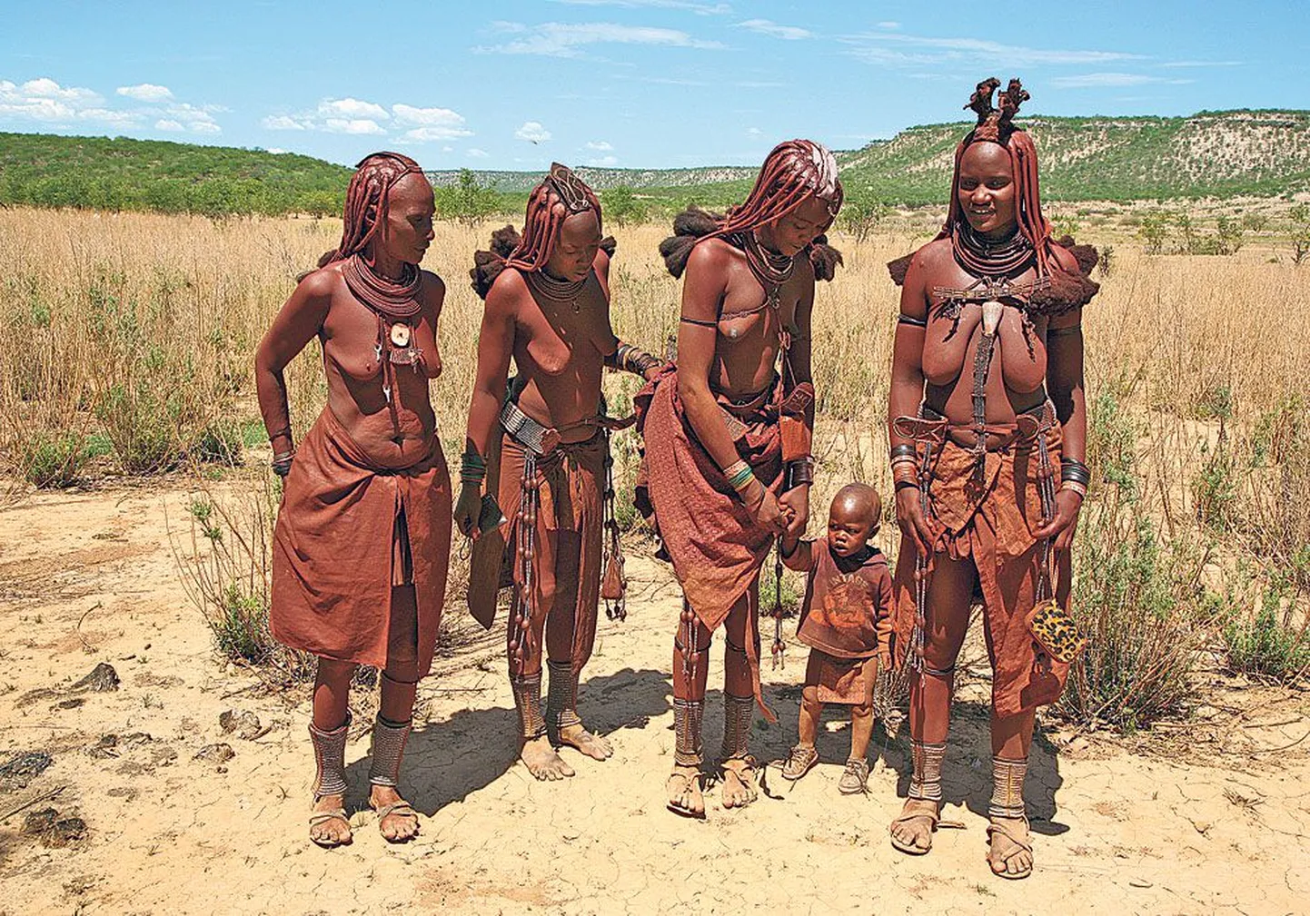 Paistab nagu matriarhaat: Põhja-Namiibia himba hõimu naised, ülakeha kaunistuseks uhked kohalikud ehted, poisiklutti kantseldamas. Naiste patsid on mätsitud kokku savi ja võiga.