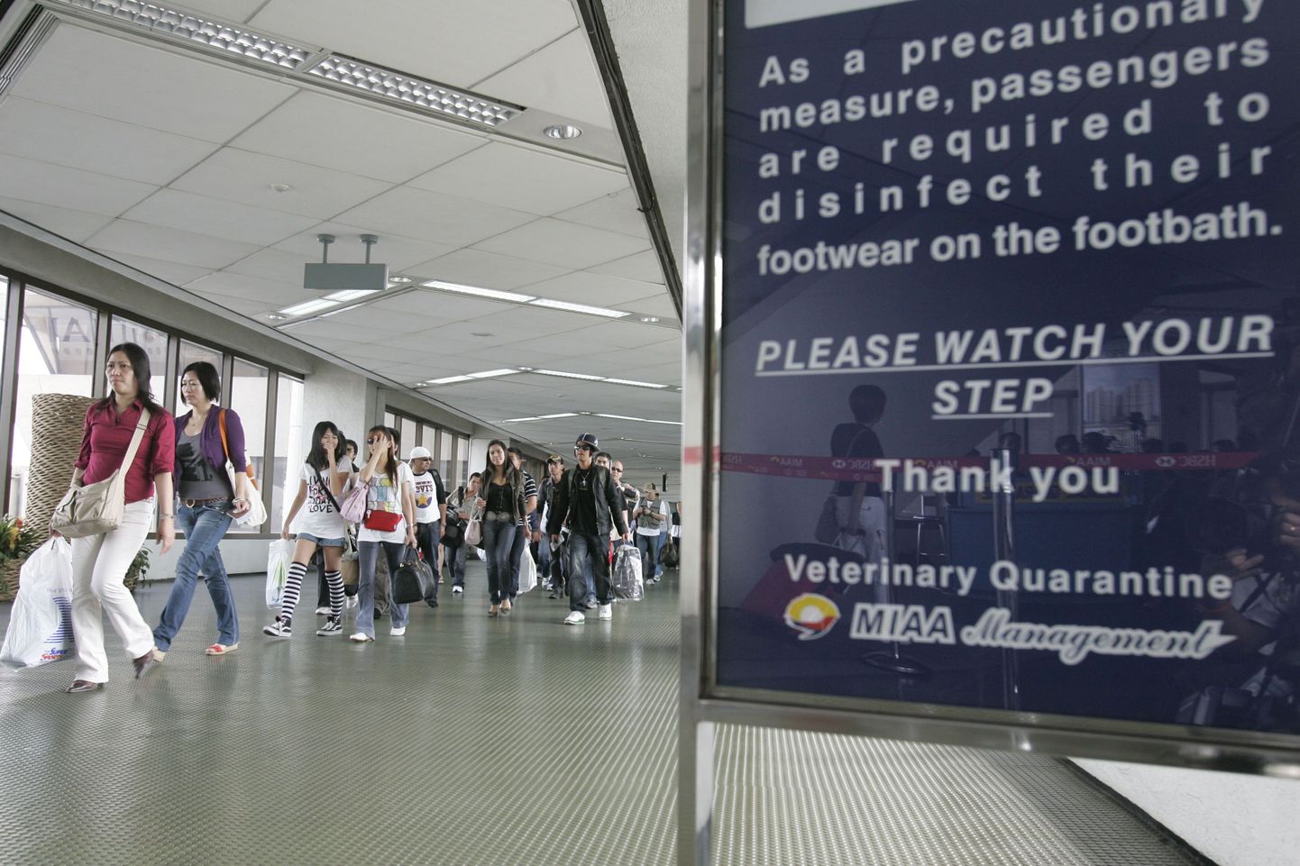 Jalanõude desinfitseerimist soovitav plakat Filipiinidel Ninoy Aquino rahvusvahelise lennuvälja terminalis.
