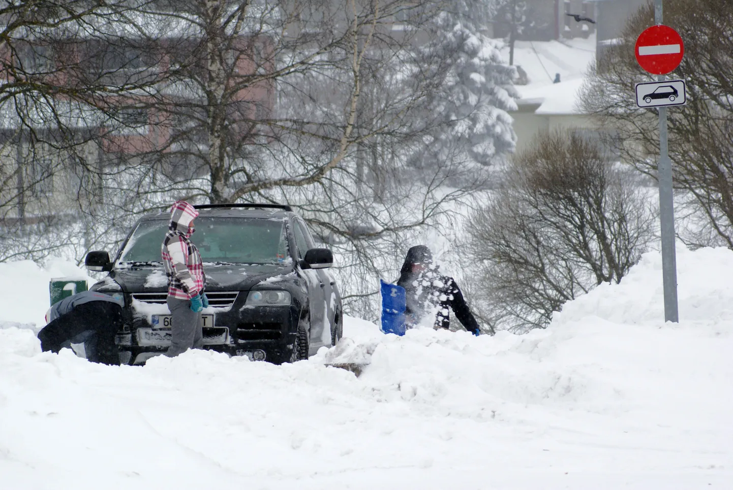 Taas üritas keegi läbi murda Heina tänavalt Paalalinna poole. Nagu
liiklusmärk näitab, on see lõik autoliikluseks suletud (juba suvest). Asi päädis umbes pooletunnise kaevamisega, vahepeal käis ka politsei küsimas, mida inimesed endast mõtlevad.