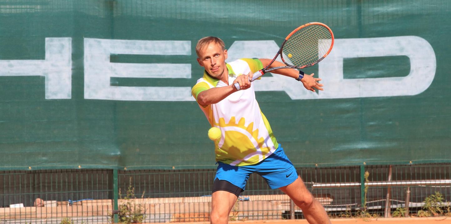 Rotary tennise 15. maailmameistrivõistluste direktor Erkki Leego hakkas tennist mängima neli aastat tagasi ning on sel turniiril jõudnud finaali nii paaris- kui ka üksikmängus.