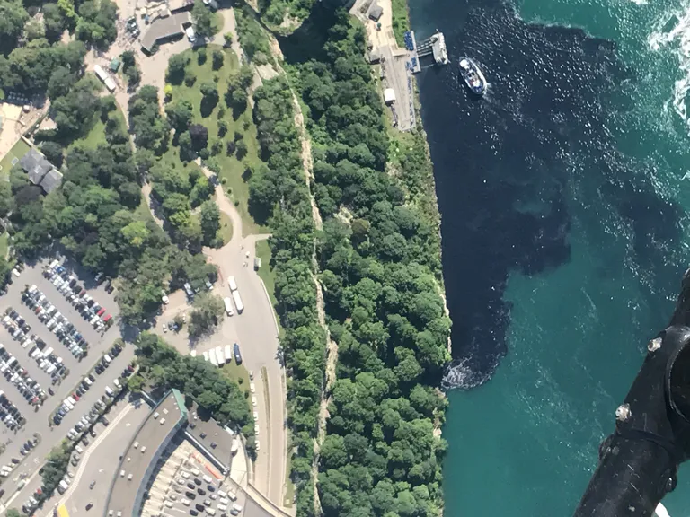 Niagara jõe vesi muutus osaliselt tumedaks ja haisvaks