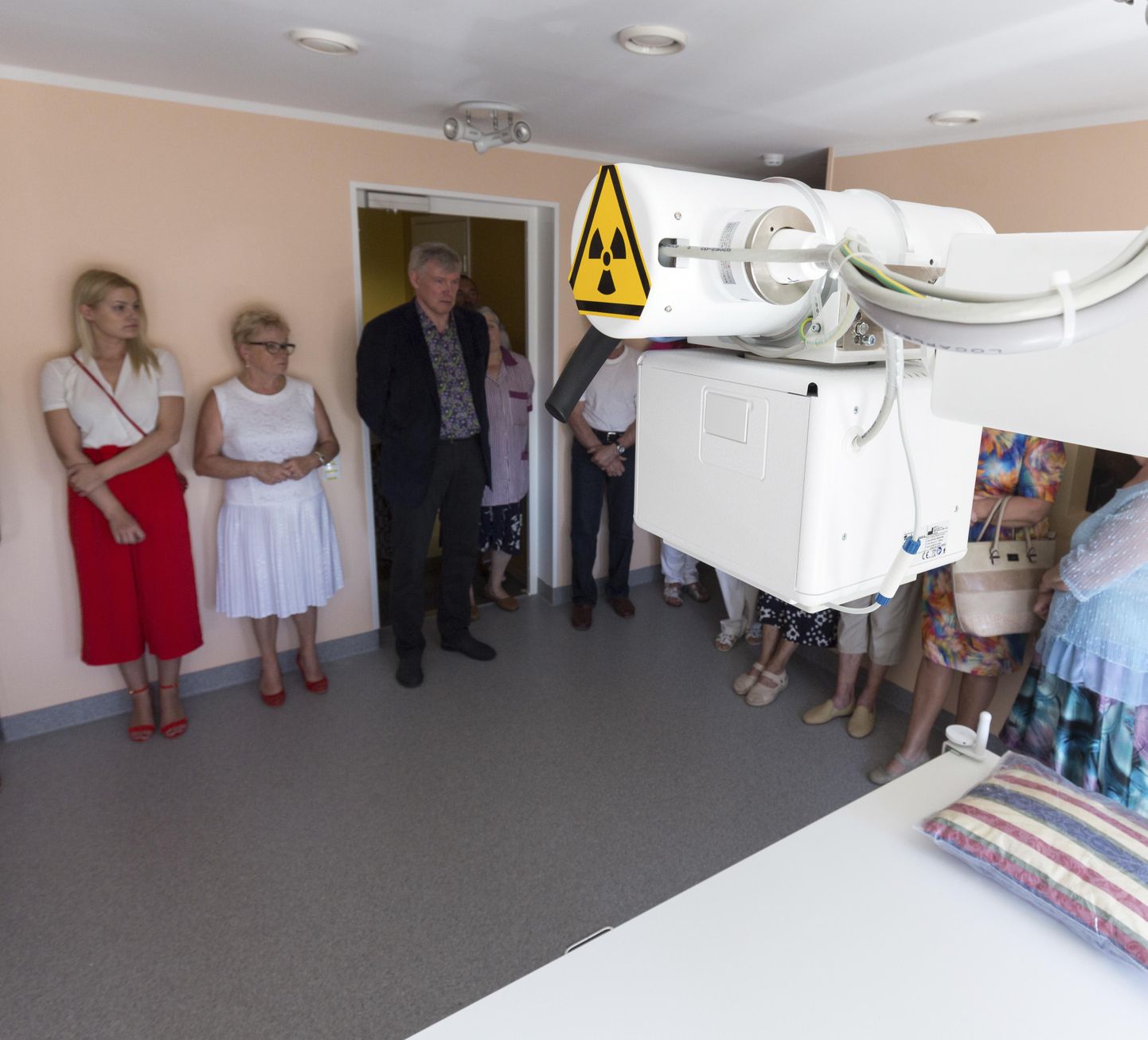 Viljandi tervisekeskus avati eile pidulikult röntgenituba, mille perenaiseks saab Tartu tervishoiu kõrgkooli radioloogiatehniku eriala lõpetav Liina Päss (vasakul).