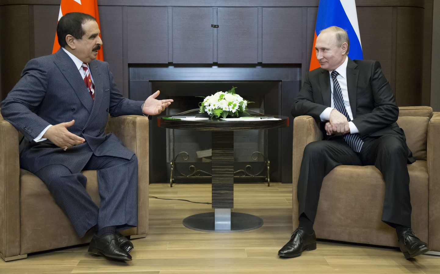 Президент России Владимир Путин обсудил вопросы экономики и ситуацию на Ближнем Востоке с королем Бахрейна Хамадом бен Исой аль-Халифой.