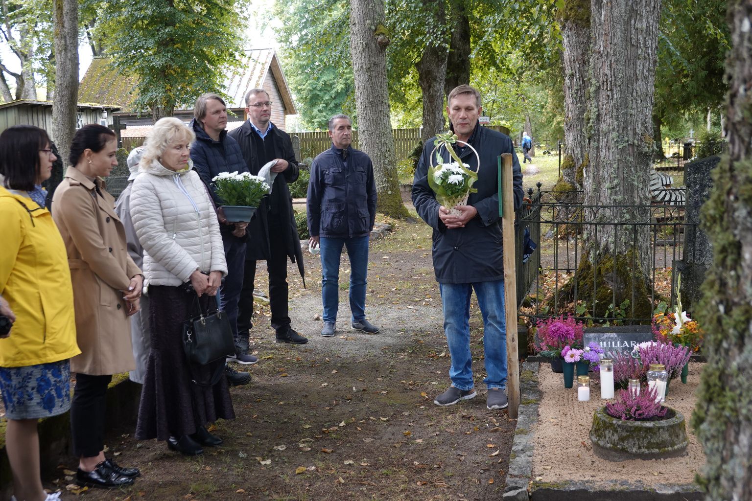 Legendaarset koolijuhti Hillar Hanssood pole unustatud ega unustatagi. Tema nimi elab edasi kooli nimes ning tema hauale tuuakse tähtsündmuste puhul alati lilli ja küünlaid.