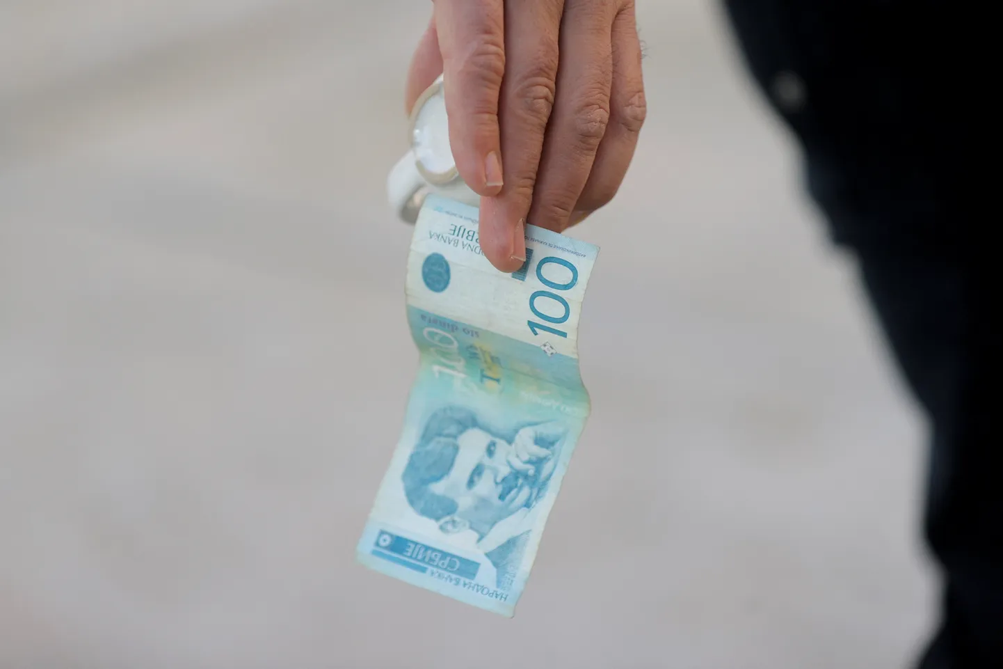 Mees hoiab Kosovo põhjaosas Mitrovicës käes Serbia sajadinaarist rahatähte.