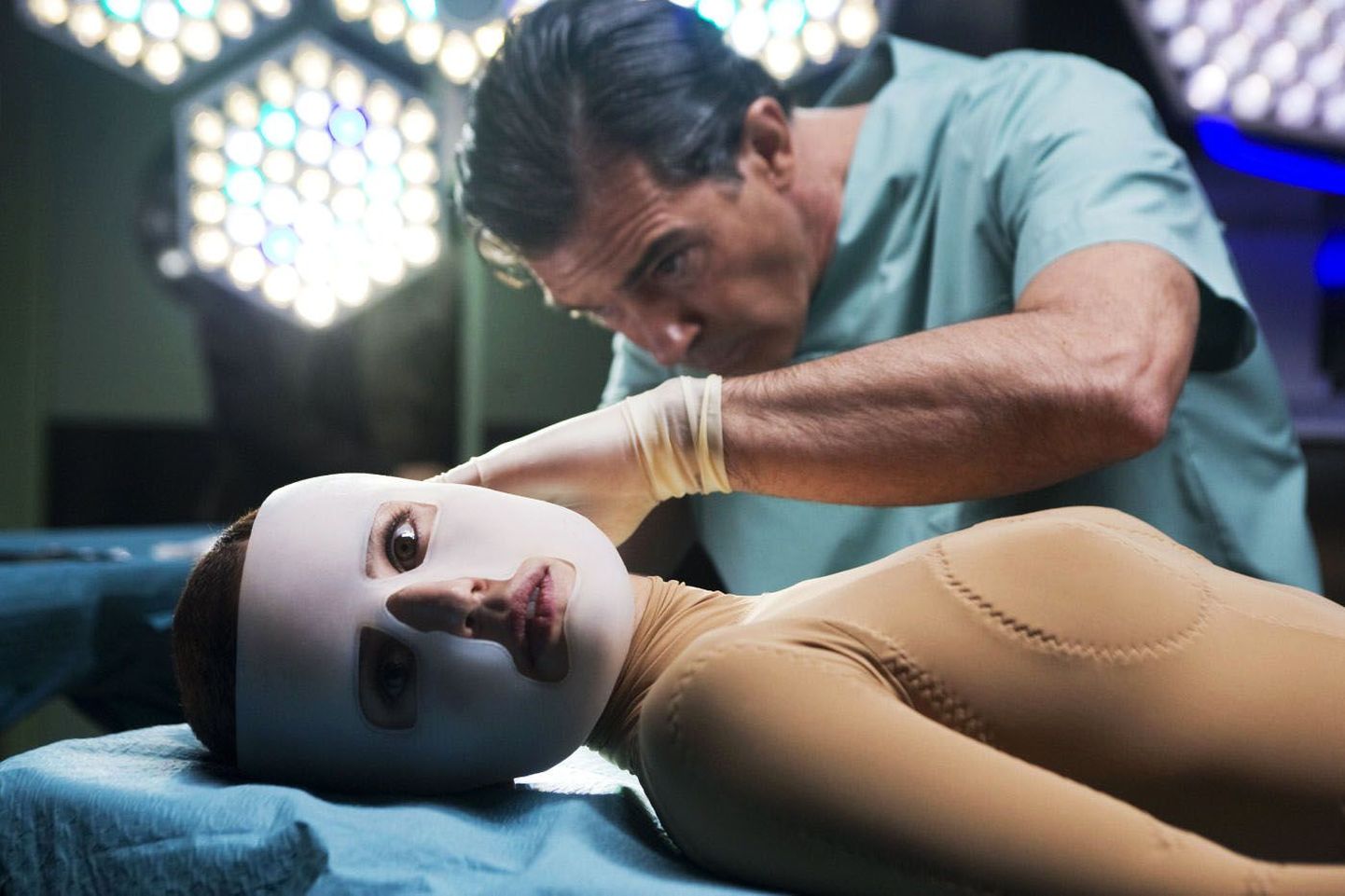 Hull kirurg (Antonio Banderas) katsejänese (Elena Anaya) kallal.