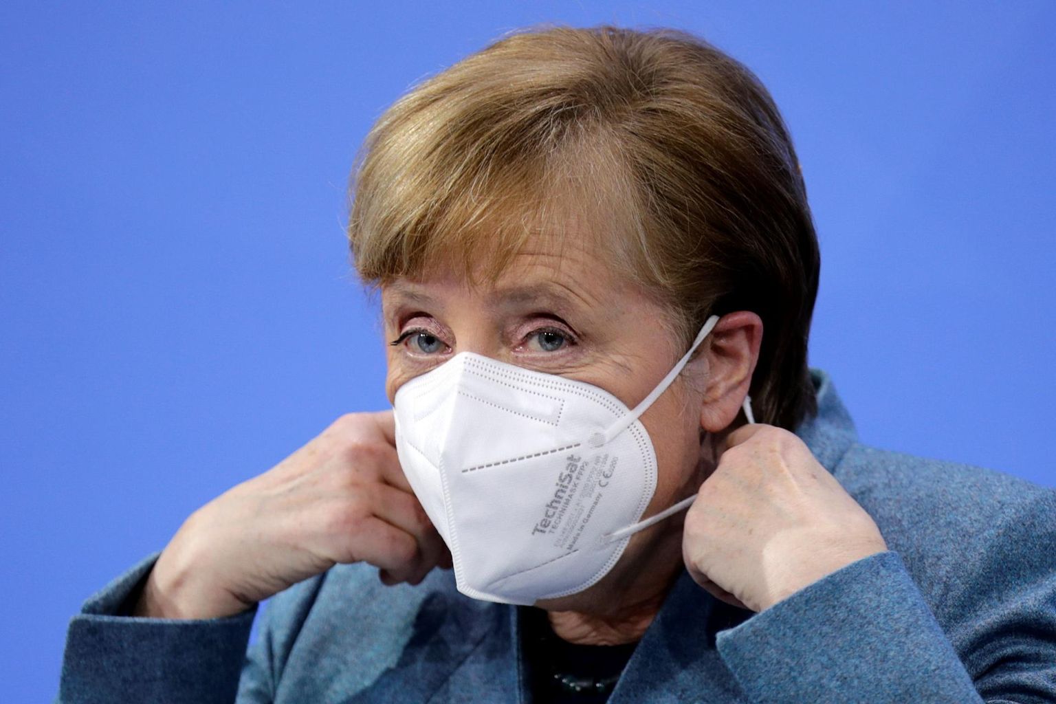 Saksamaa liidukantsler Angela Merkel tõhusa kaitsemaskiga.