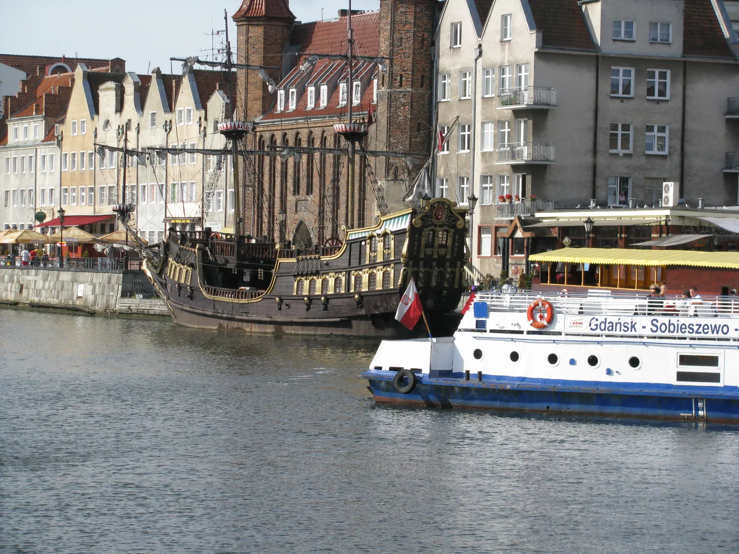 Gdanskis võib meresõidule minna nii tavalise mootorlaeva kui vanaaegse purjeka vettpidava mootorkoopiaga.