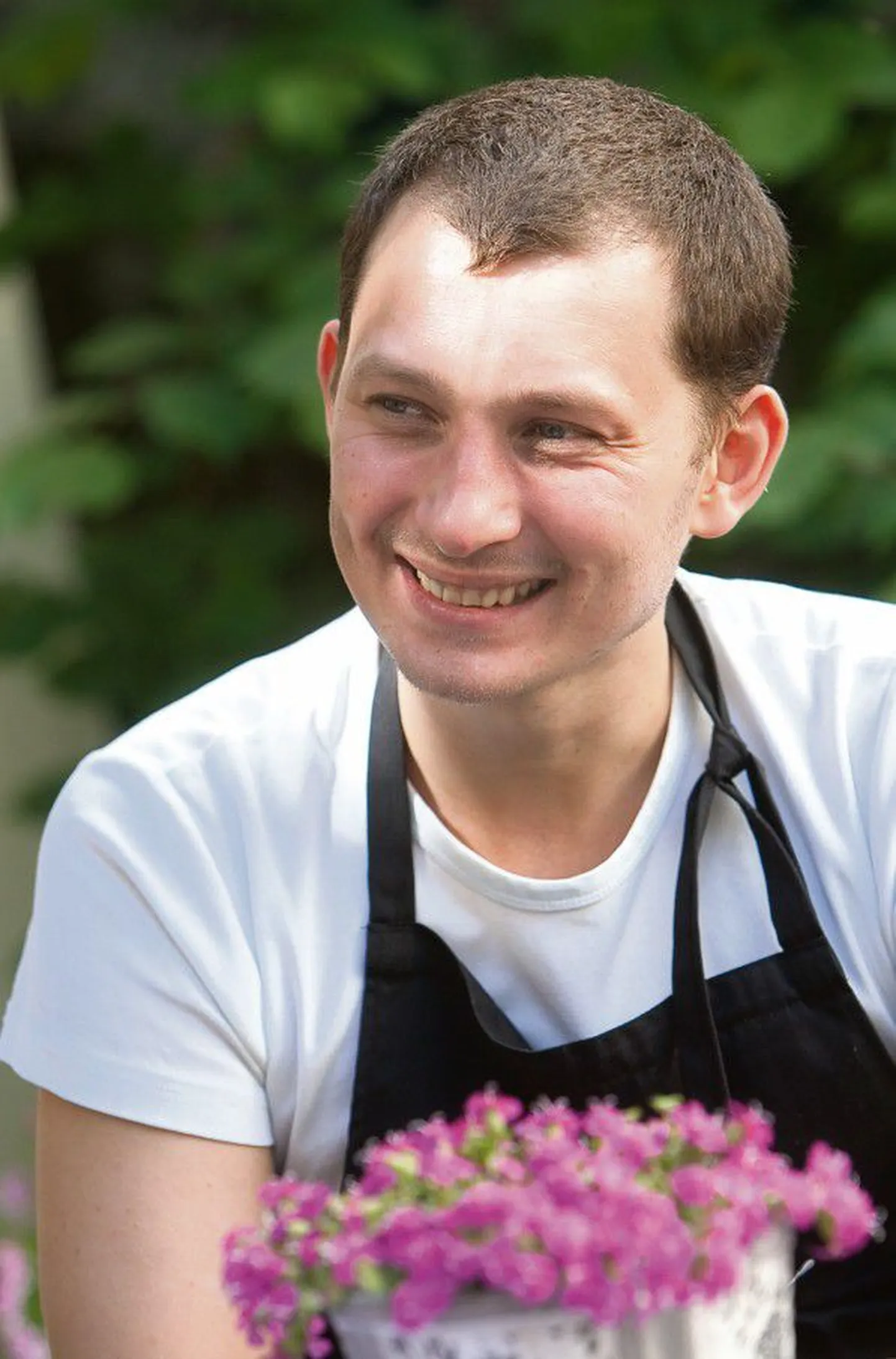 Vupsas viivuks köögist välja: Roman Zaštšerinski Mooni 
vahemerelikult õdusas suveõues — tolle kandi pisikesed pererestoranid olid talle paljus eeskujuks.