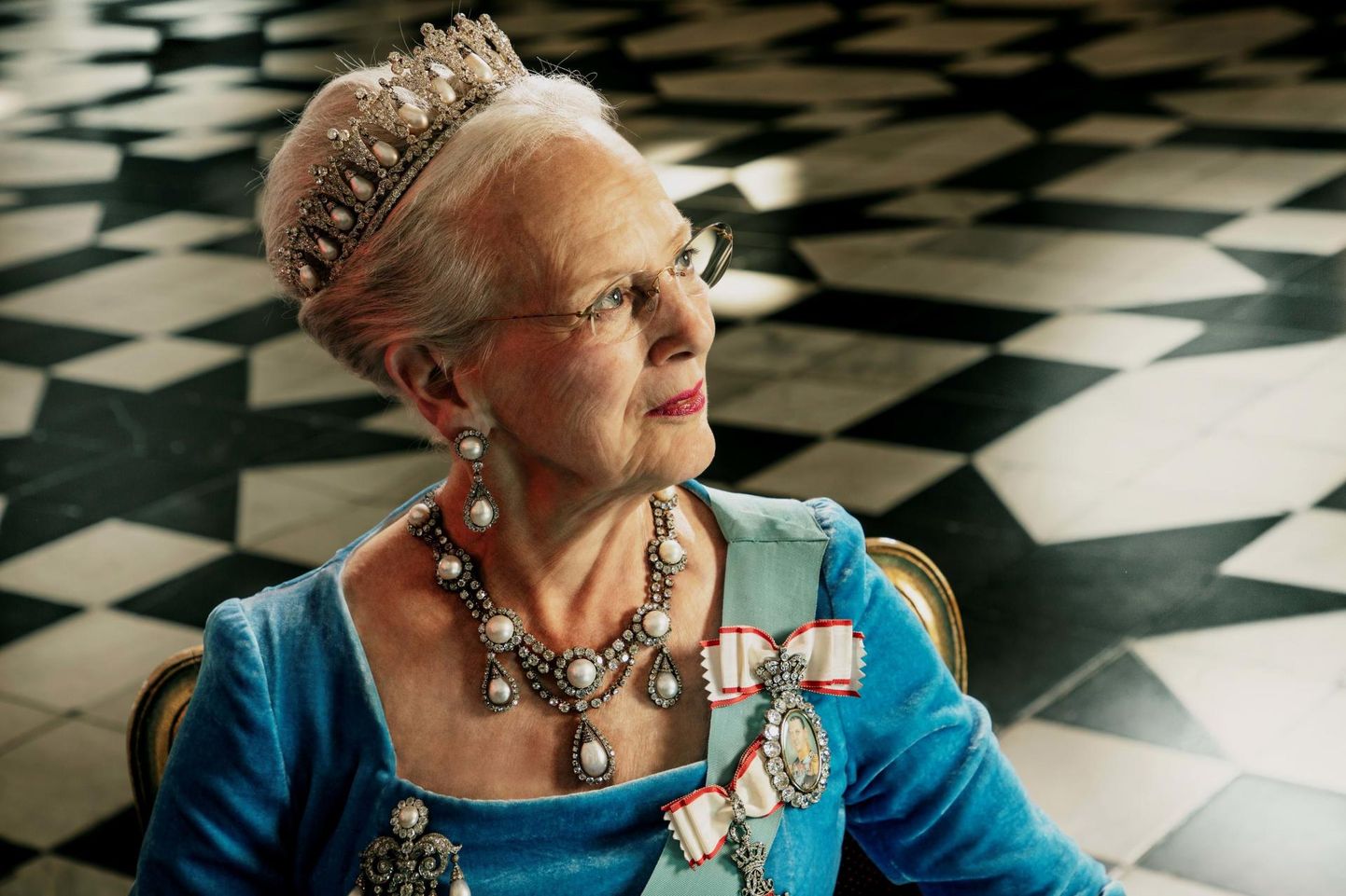 Kuninganna Margrethe II troonijuubeli puhul jäädvustatud ametlik portree.