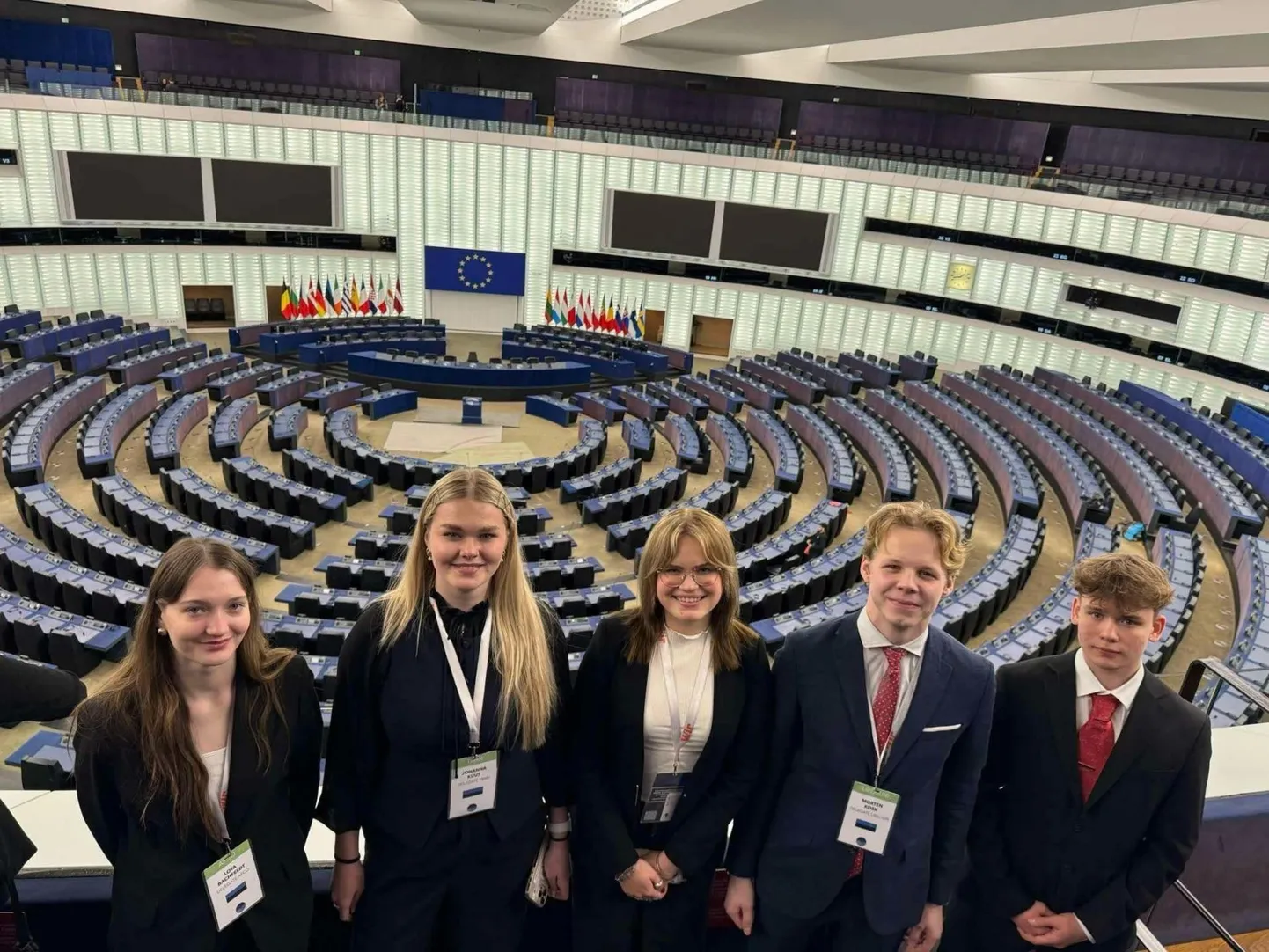 Viis eestlast käis Euroopa Parlamendi tööd jäljendamas. Pildil on vasakult Lota Bachfeldt (Tallinna 21. kool), Johanna Kuus (Gustav Adolfi gümnaasium), Andra Liisa Reimaa (Viljandi gümnaasium), Morten Kosk (Saaremaa gümnaasium) ja Aleks Jürisson (Tallinna inglise kolledž).